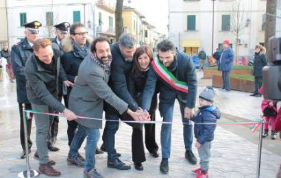 prato. TAGLIO DEL NASTRO PER LA NUOVA PIAZZA BIANCHINI A IOLO prato. TAGLIO DEL NASTRO PER LA NUOVA PIAZZA BIANCHINI A IOLO