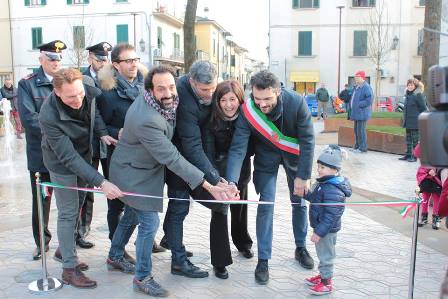 prato. TAGLIO DEL NASTRO PER LA NUOVA PIAZZA BIANCHINI A IOLO prato. TAGLIO DEL NASTRO PER LA NUOVA PIAZZA BIANCHINI A IOLO
