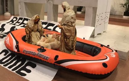 fake news. LA PAGLIACCIATA DEL PRESEPE NEL GOMMONE