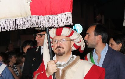 montemurlo. A 63 ANNI È MORTO STEFANO LONGOBARDI, GONFALONIERE DEL GRUPPO STORICO E DEL COMUNE montemurlo. A 63 ANNI È MORTO STEFANO LONGOBARDI, GONFALONIERE DEL GRUPPO STORICO E DEL COMUNE