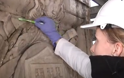 IN PIAZZA DEL DUOMO PROSEGUE IL RESTAURO DELLA STATUA DI GIUSEPPE MAZZONI