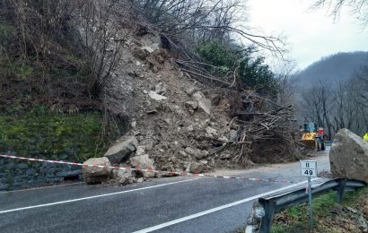 maltempo. FRANA SULLA S.R. 325 TRA SASSETA E MONTEPIANO, LA STRADA RIMANE CHIUSA maltempo. FRANA SULLA S.R. 325 TRA SASSETA E MONTEPIANO, LA STRADA RIMANE CHIUSA