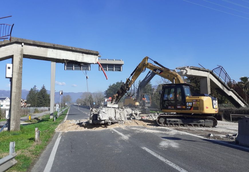 DEMOLITA LA PASSERELLA PEDONALE DEL RACCORDO DEMOLITA LA PASSERELLA PEDONALE DEL RACCORDO