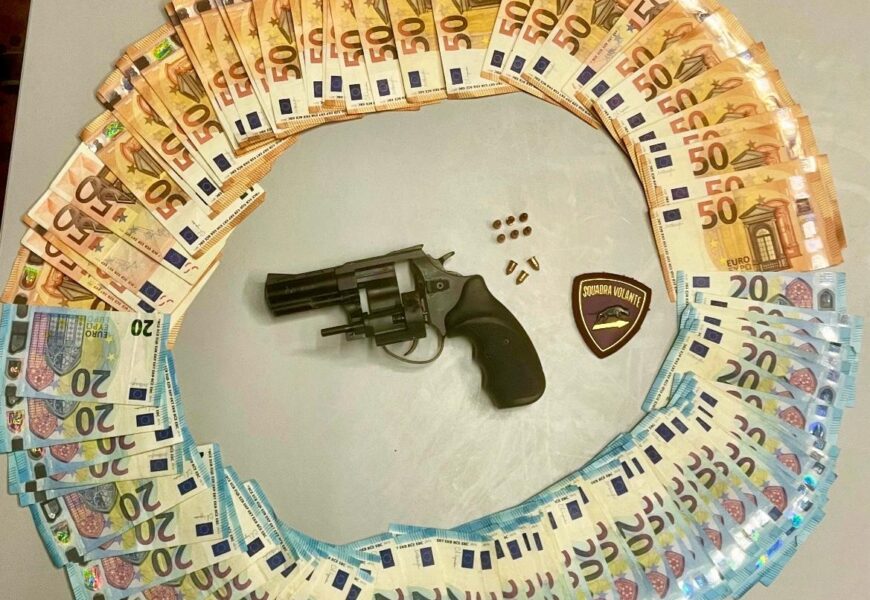 LA POLIZIA DI STATO ARRESTA IN FLAGRANZA DI REATO RAPINATORE ARMATO DI PISTOLA LA POLIZIA DI STATO ARRESTA IN FLAGRANZA DI REATO RAPINATORE ARMATO DI PISTOLA