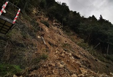 FRANA IN LOCALITÀ LE COSTE, I LAVORI VANNO AVANTI CON DECISIONE CON IL DOSAGGIO DEL MATERIALE FRANOSO FRANA IN LOCALITÀ LE COSTE, I LAVORI VANNO AVANTI CON DECISIONE CON IL DOSAGGIO DEL MATERIALE FRANOSO