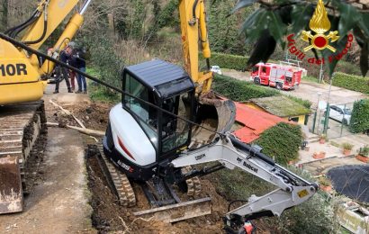 UN MEZZO MOVIMENTO TERRA COINVOLTO IN UNA FRANA