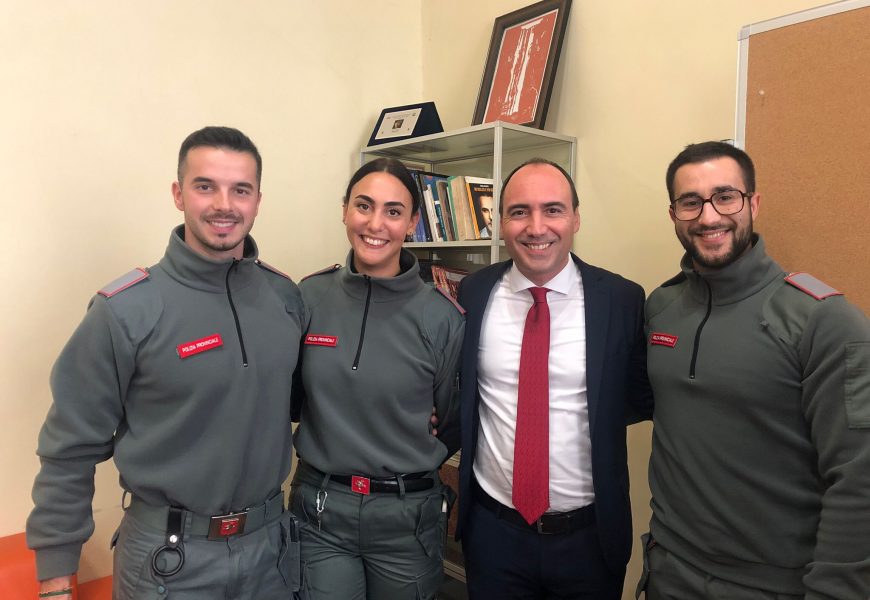 INTERVENTO FULMINEO DELLA POLIZIA PROVINCIALE IN VIA RICASOLI: SVENTATO UN FURTO DI PROFUMI INTERVENTO FULMINEO DELLA POLIZIA PROVINCIALE IN VIA RICASOLI: SVENTATO UN FURTO DI PROFUMI