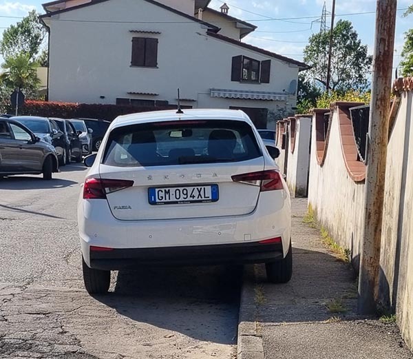 E il sindaco lascia la macchina della mamma in divieto sul marciapiede. Anche lui, come certi magistrati suoi amici, predica bene e razzola male?