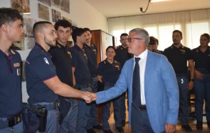 questura di prato. ARRIVANO TRENTAQUATTRO NUOVI AGENTI: POTENZIATI ORGANICO E SERVIZI SUL TERRITORIO questura di prato. ARRIVANO TRENTAQUATTRO NUOVI AGENTI: POTENZIATI ORGANICO E SERVIZI SUL TERRITORIO