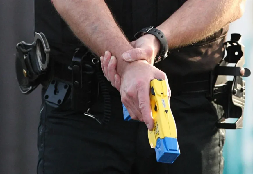 prato. “TASER SÌ O TASER NO? FDI INCALZA LA MAGGIORANZA: “LA SICUREZZA È UNA PRIORITÀ, SERVONO SCELTE CHIARE” prato. “TASER SÌ O TASER NO? FDI INCALZA LA MAGGIORANZA: “LA SICUREZZA È UNA PRIORITÀ, SERVONO SCELTE CHIARE”