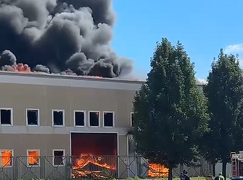 MAXI INCENDIO NELLA ZONA INDUSTRIALE DI MEZZANA. FUMO VISIBILE DA TUTTA PRATO MAXI INCENDIO NELLA ZONA INDUSTRIALE DI MEZZANA. FUMO VISIBILE DA TUTTA PRATO