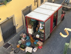 via piero cironi. CARICO E SCARICO FUORI ORARIO E DUBBI SULL’AUTORIZZAZIONE DEL SUPERMERCATO