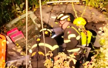 AUTO FUORI STRADA NELLA NOTTE A CARMIGNANO: CONDUCENTE SALVATO DAI VIGILI DEL FUOCO CON TECNICHE SAF