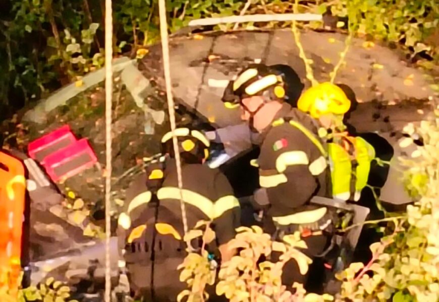 AUTO FUORI STRADA NELLA NOTTE A CARMIGNANO: CONDUCENTE SALVATO DAI VIGILI DEL FUOCO CON TECNICHE SAF