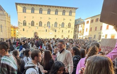 DUEMILA STUDENTI IN PIAZZA A PISTOIA: “VOGLIAMO SCUOLE MIGLIORI E UN FUTURO”