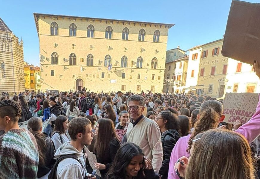 DUEMILA STUDENTI IN PIAZZA A PISTOIA: “VOGLIAMO SCUOLE MIGLIORI E UN FUTURO” DUEMILA STUDENTI IN PIAZZA A PISTOIA: “VOGLIAMO SCUOLE MIGLIORI E UN FUTURO”