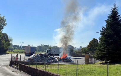 pescia. INCENDIO SU UN MEZZO ALIA A VENERI, INTERVENTO TEMPESTIVO EVITA CONSEGUENZE pescia. INCENDIO SU UN MEZZO ALIA A VENERI, INTERVENTO TEMPESTIVO EVITA CONSEGUENZE