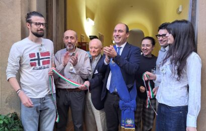 “APPLE: DAL GARAGE ALLA TASCA”, INAUGURATA A PALAZZO BANCI BUONAMICI LA MOSTRA DEDICATA ALLA STORIA DELLA MELA PIÙ FAMOSA DEL MONDO “APPLE: DAL GARAGE ALLA TASCA”, INAUGURATA A PALAZZO BANCI BUONAMICI LA MOSTRA DEDICATA ALLA STORIA DELLA MELA PIÙ FAMOSA DEL MONDO