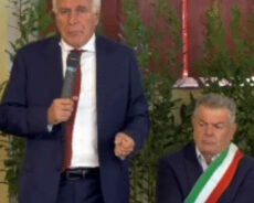 tacci tua. C’È CHI SFASCIA E CHI SI FASCIA, BASTA BATTER LA GANASCIA tacci tua. C’È CHI SFASCIA E CHI SI FASCIA, BASTA BATTER LA GANASCIA