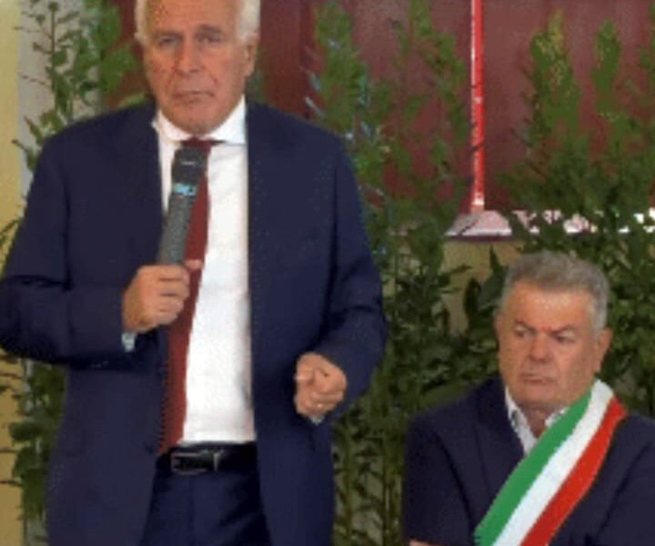 tacci tua. C’È CHI SFASCIA E CHI SI FASCIA, BASTA BATTER LA GANASCIA tacci tua. C’È CHI SFASCIA E CHI SI FASCIA, BASTA BATTER LA GANASCIA