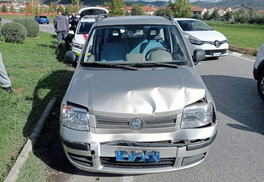 montemurlo. DOPPIO INCIDENTE SULLA ROTATORIA TRA VIA ROSSELLI E VIA BERLINGUER: SABATO DI LAVORO PER LA POLIZIA LOCALE